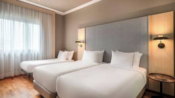 Quarto standard, 3 camas de solteiro | Frigobar, cofres nos quartos, escrivaninha