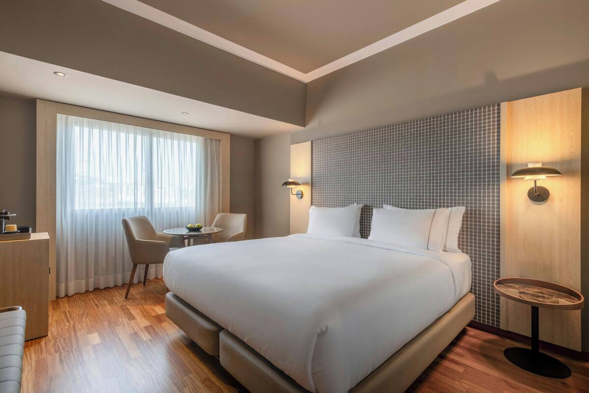 Standardzimmer, 1 Queen-Bett | Minibar, Zimmersafe, Schreibtisch, laptopgeeigneter Arbeitsplatz
