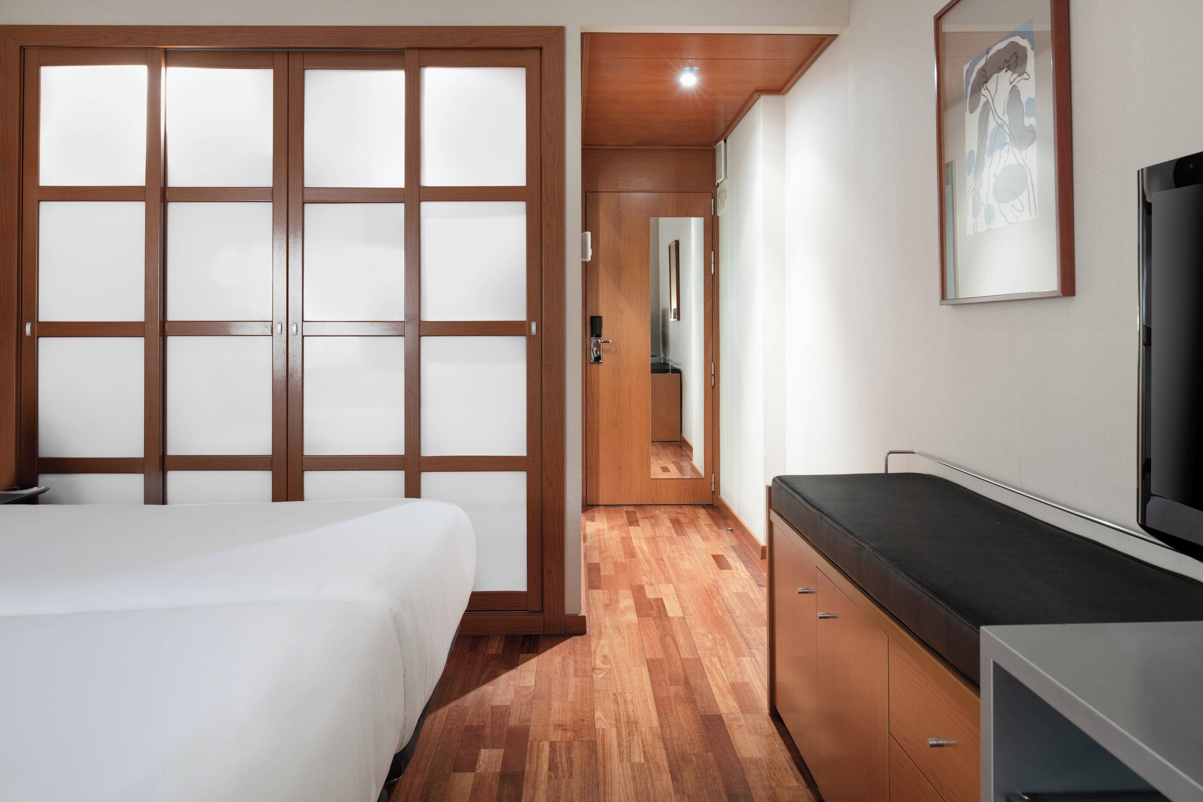 standard room, 2 single beds, non smoking | minibar, in-room safe, desk, laptop workspace