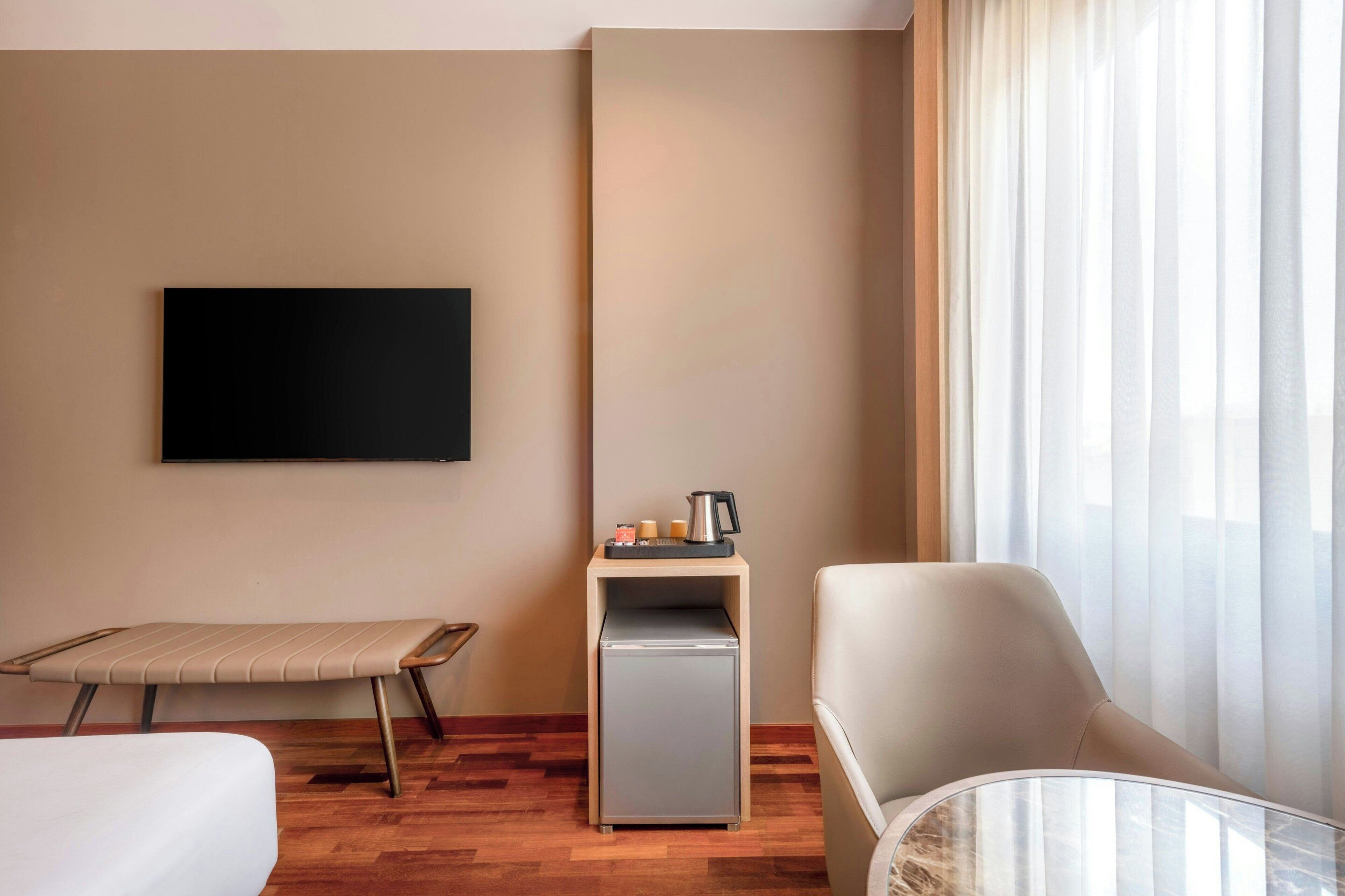 Minibar, coffres-forts dans les chambres, bureau