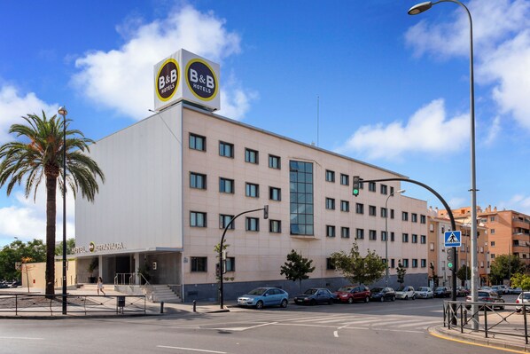 Hotellirakennus, jossa on B&B Hotels -kyltti, useita ikkunoita ja jalankulkijoiden suojatien opaste.