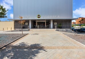 Hotel B&B Granadan ulkoasu: moderni julkisivu, kivetty sisäänkäyntialue ja kirkas taivas.