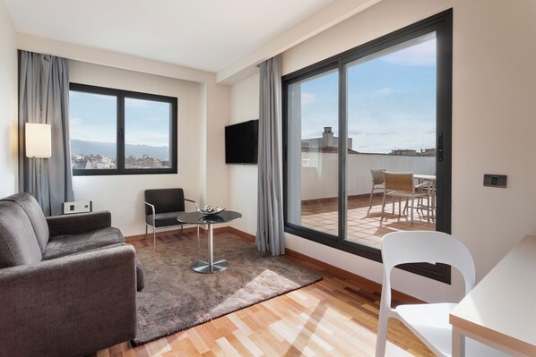 Junior Suite | Living area | TV