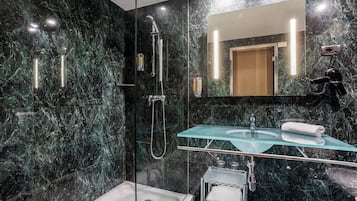 Een bad/douchecombinatie, gratis toiletartikelen, een haardroger