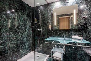 Combined shower/tub, free toiletries, hair dryer, towels - B&B Hotel Granada Estación (Granada)
