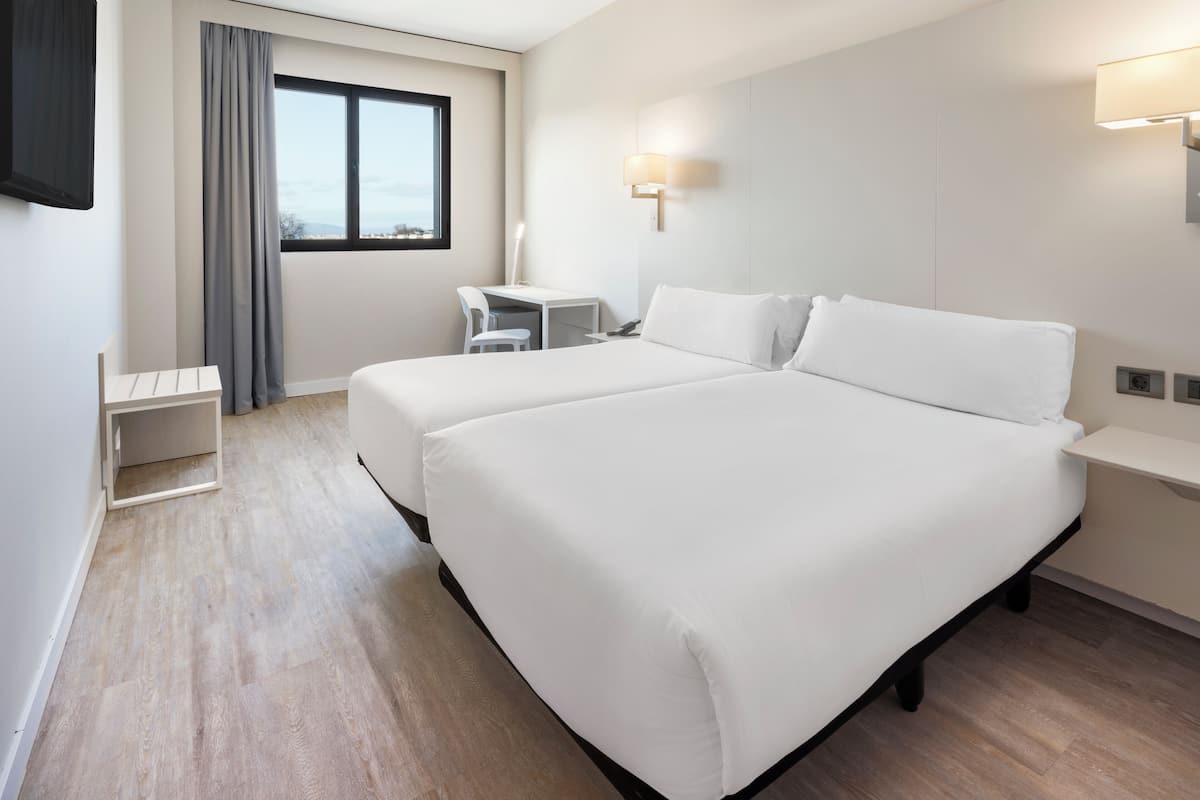 Phòng | 1 phòng ngủ, minibar, két bảo mật tại phòng, bàn