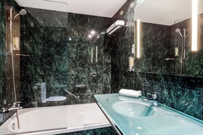 Combined shower/bathtub, free toiletries, hair dryer, towels