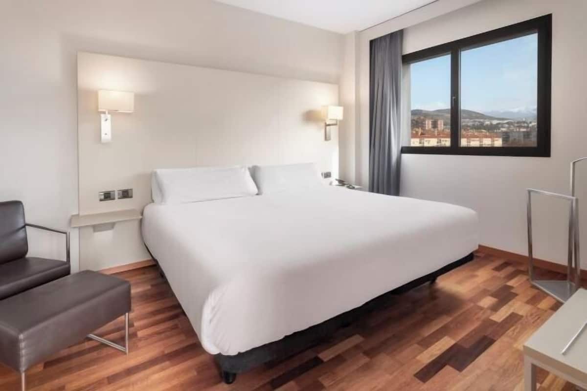 Minibar, pengeskab på værelset, skrivebord, lydisolering