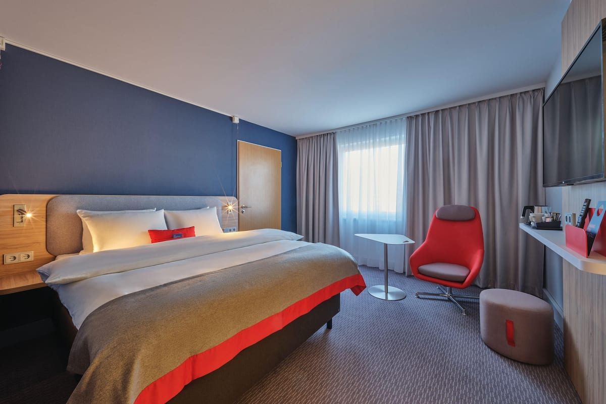 Hypo-allergenic bedding available, desk, blackout drapes, soundproofing