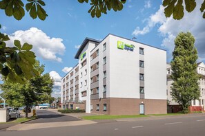 A multi-story hotel with a flat roof and a sign for Holiday Inn Express. - Holiday Inn Express Köln-Mülheim by IHG (Cologne)
