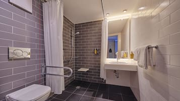 Un baño moderno con ducha, inodoro y lavabo.