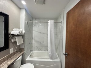 Standardzimmer, 1 King-Bett, Nichtraucher | Badezimmer | Dusche, Handtücher