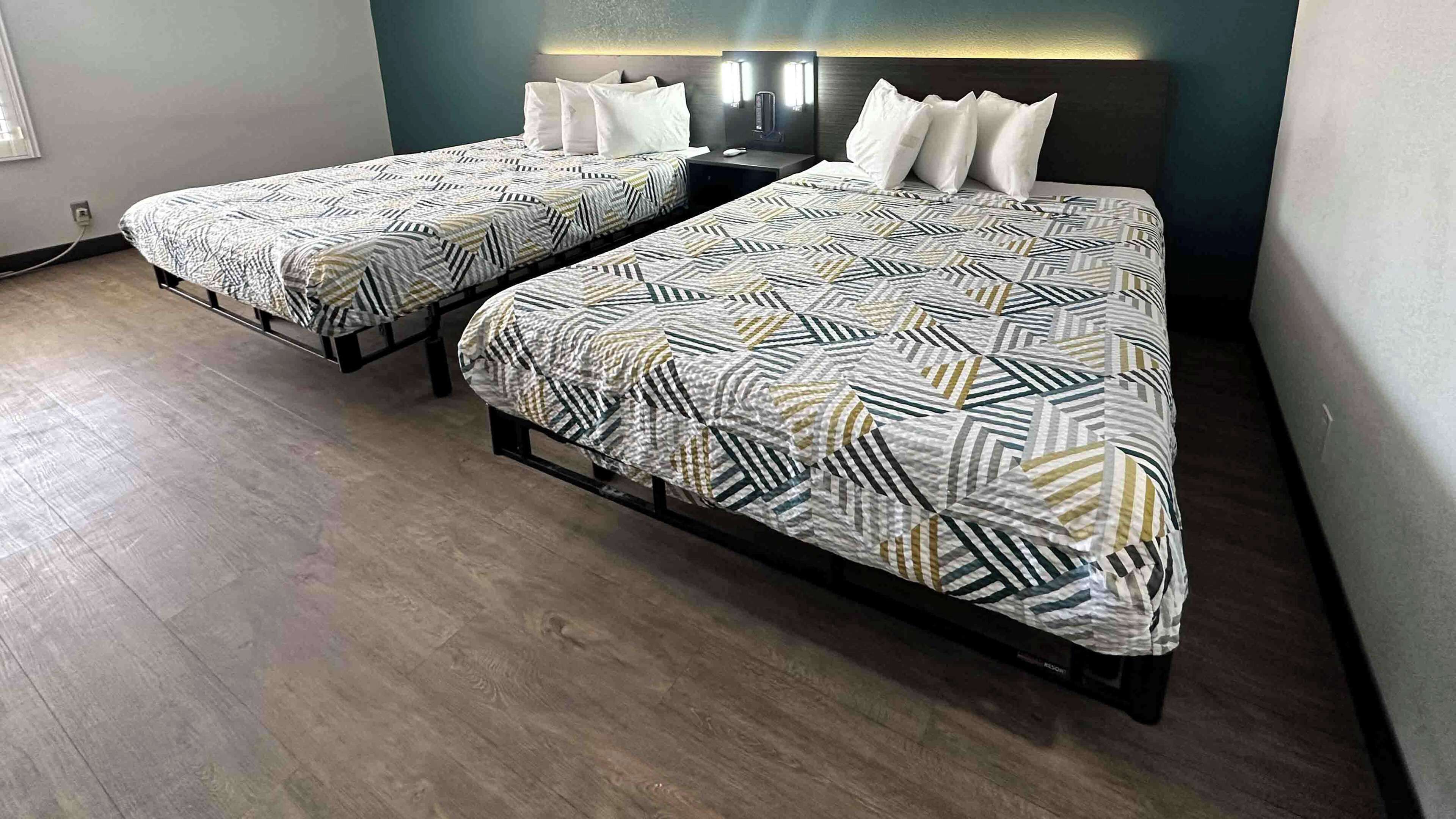 Escritorio, wifi gratis, ropa de cama