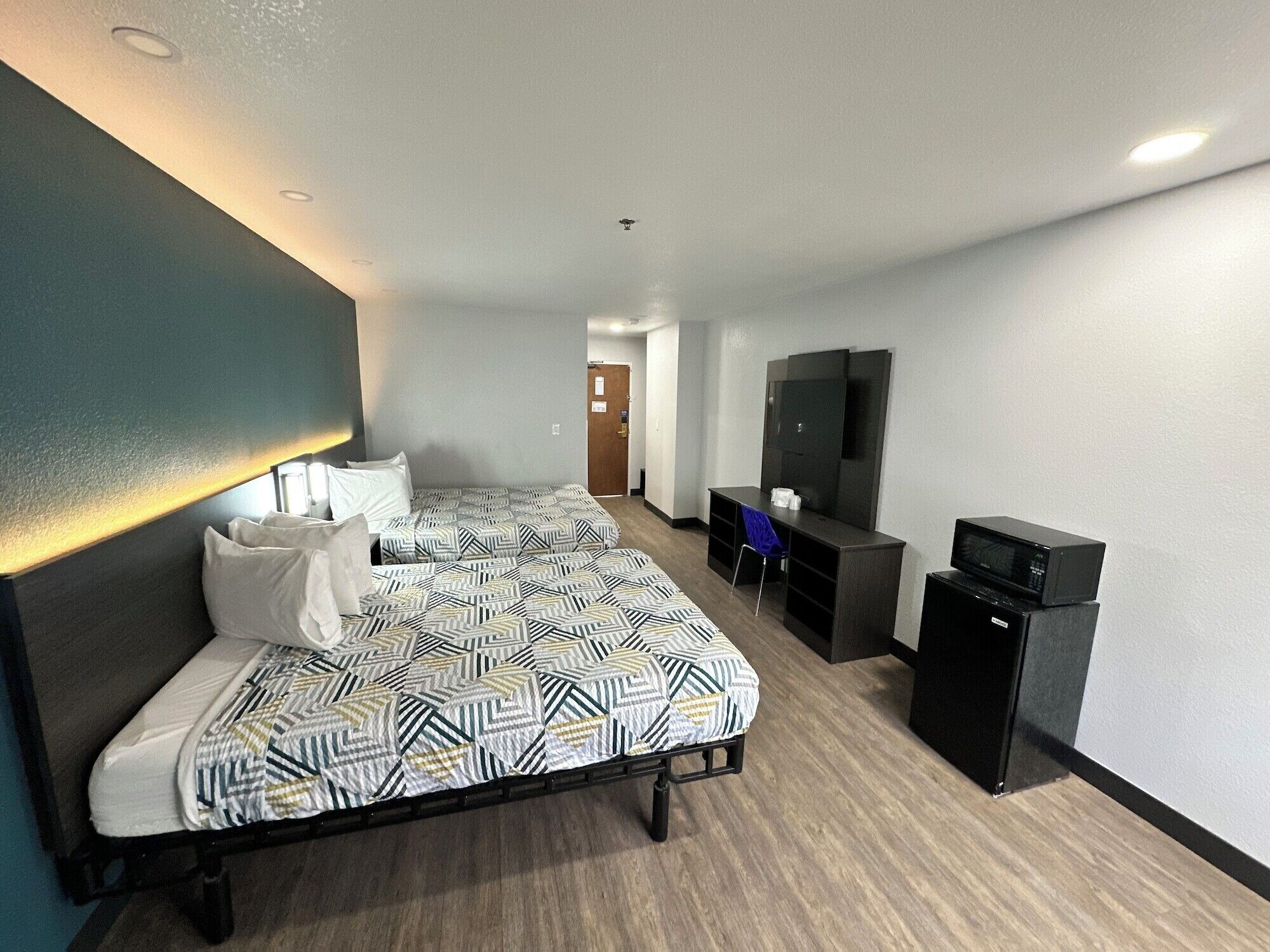 Desk, free WiFi, bed sheets