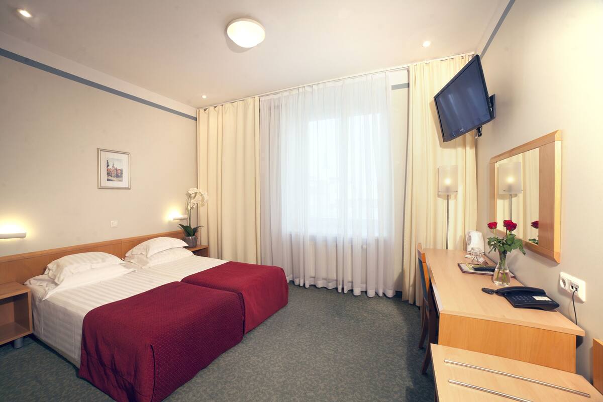Allergikerbettwaren, Minibar, Zimmersafe, Schreibtisch