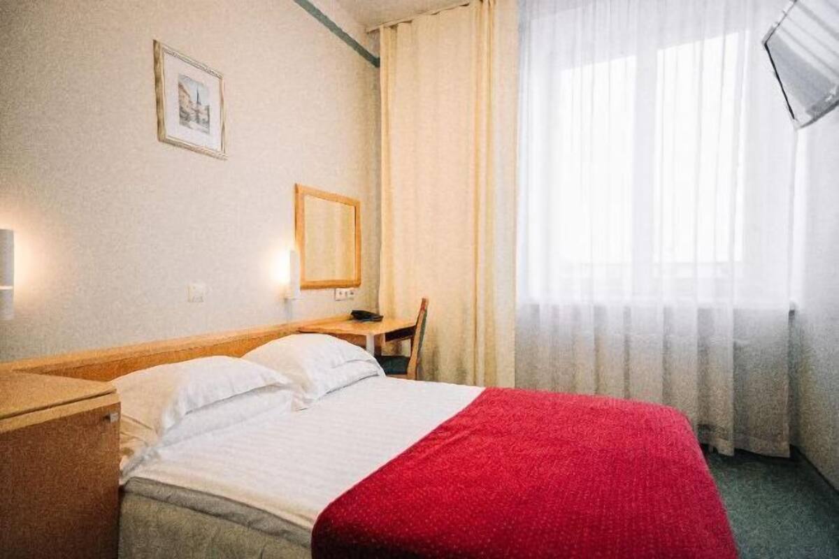Allergikerbettwaren, Minibar, Zimmersafe, Schreibtisch
