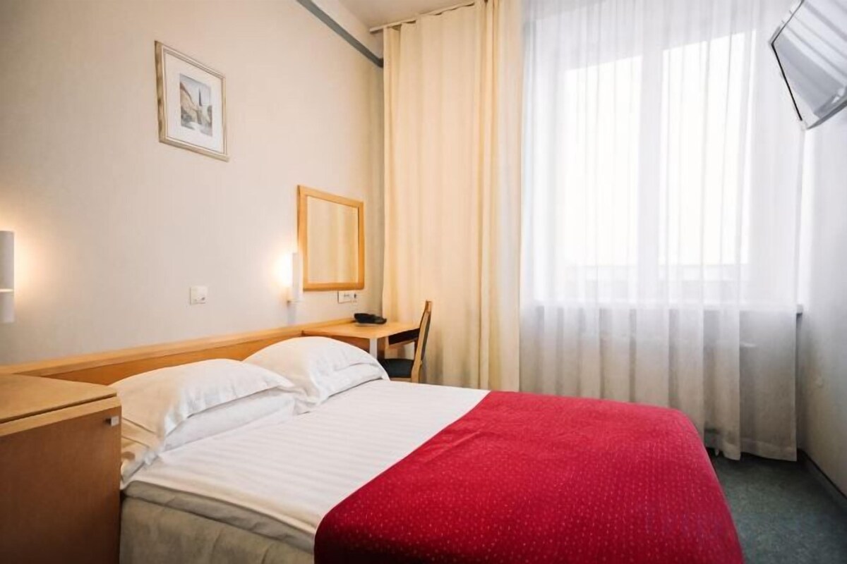 Hypoallergeen beddengoed, een minibar, een kluis op de kamer, een bureau