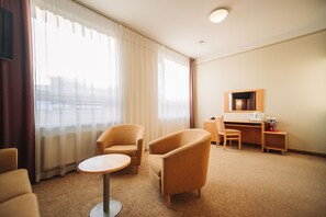 Hypo-allergenic bedding, minibar, in-room safe, desk