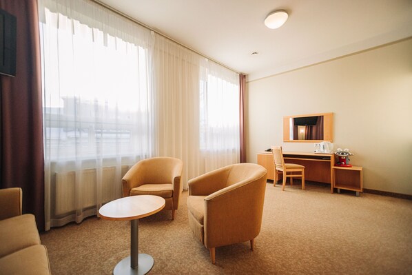 Literie hypoallergénique, minibar, coffres-forts dans les chambres