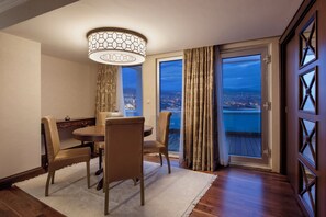Presidential Suite, 1 King Bed, Smoking | Living area