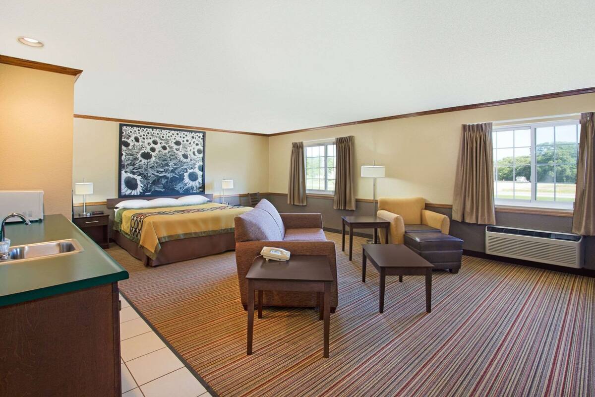 Desk, free cribs/infant beds, free WiFi, bed sheets