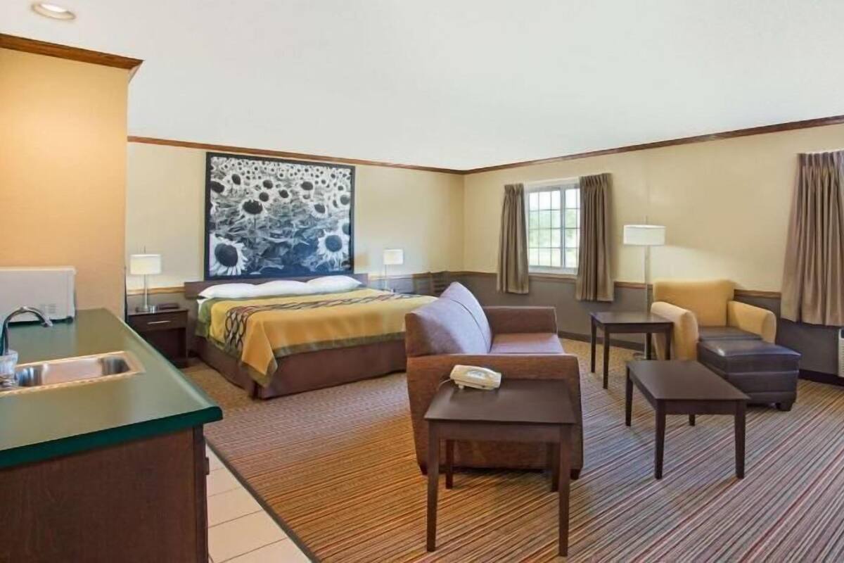 Desk, free cribs/infant beds, free WiFi, bed sheets