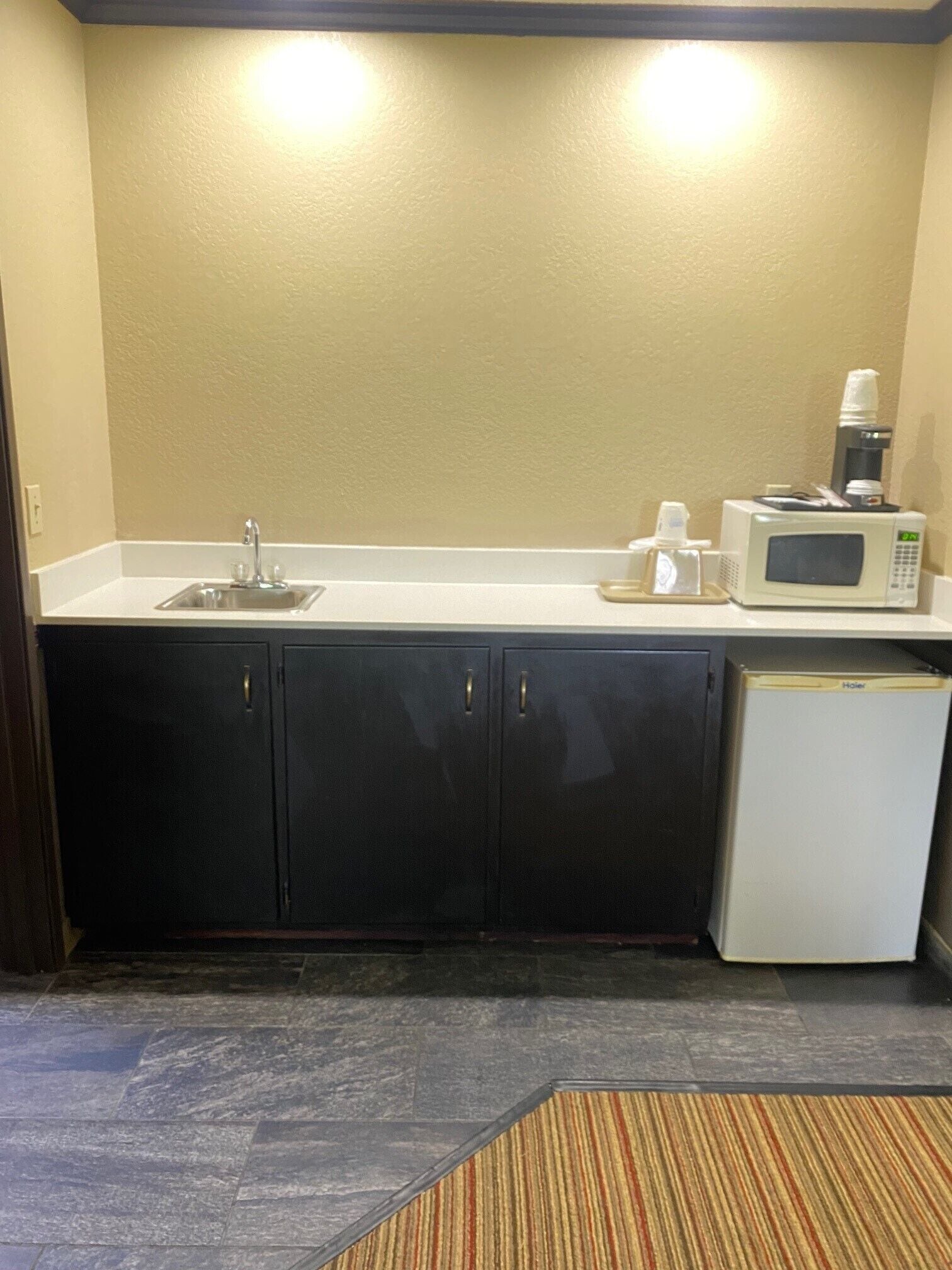 deluxe studio suite, 1 king bed, non smoking | desk, free cots/infant beds, free wifi, bed sheets