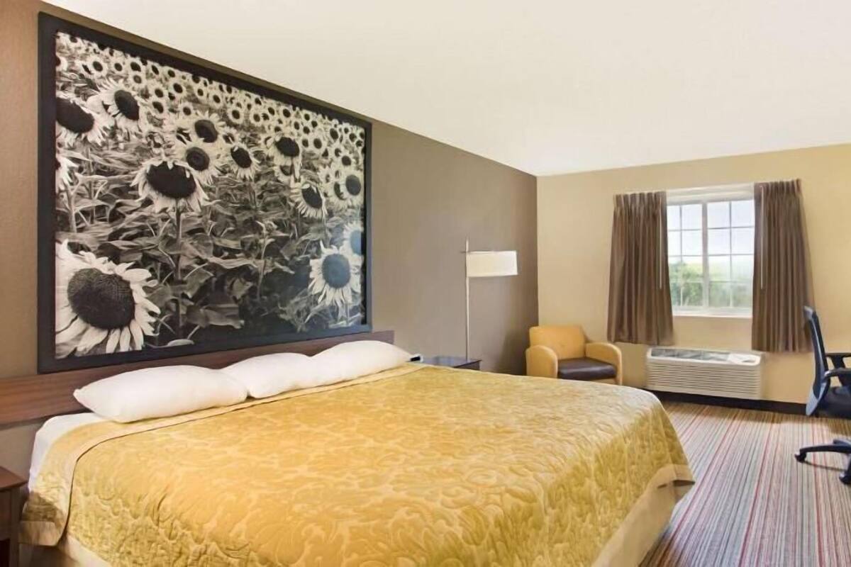 Desk, free cribs/infant beds, free WiFi, bed sheets