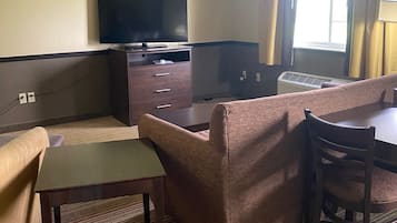 Deluxe Studio Suite, 1 King Bed, Non Smoking | Desk, free cots/infant beds, free WiFi, bed sheets