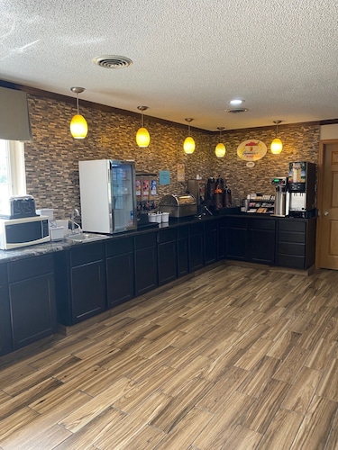 Super 8 by Wyndham New Hampton