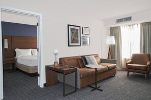 1 dormitorio, ropa de cama de alta calidad, escritorio