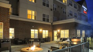 A hotel with outdoor seating, a fire pit, and a barbecue grill. - Residence Inn by Marriott Colorado Springs North/Air Force Academy (Colorado Springs)