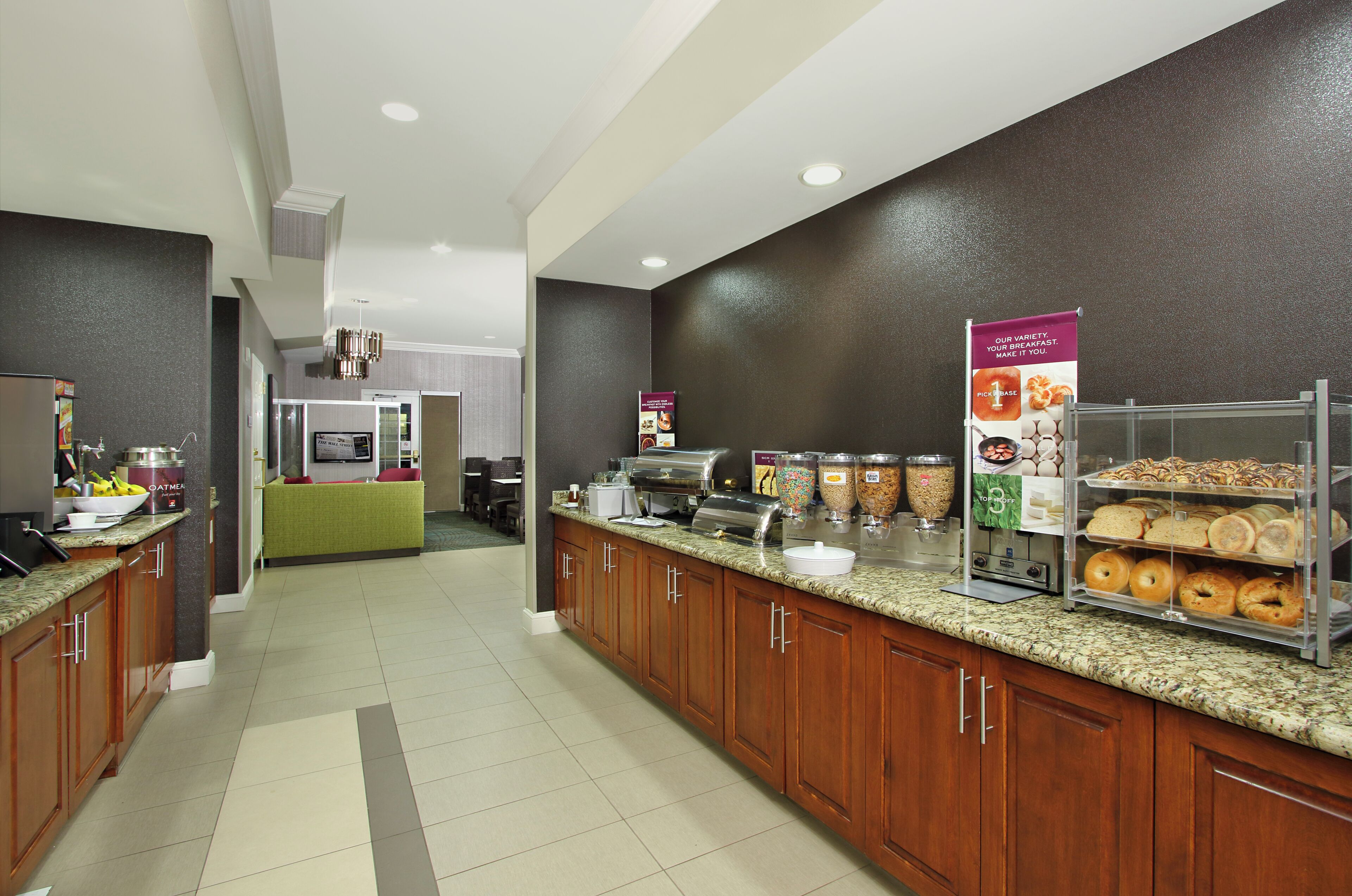 Eine Hotelküche mit einem Buffetbereich, darunter eine Kaffeestation und verschiedene Speisen.