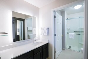 Đồ dùng nhà tắm được thiết kế riêng, máy sấy tóc, khăn tắm, xà phòng 