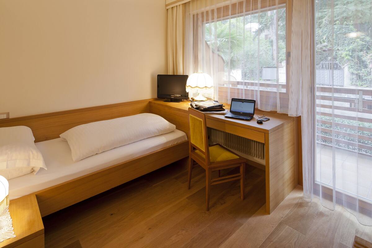 Single Room | Down comforters, in-room safe, WiFi (free)