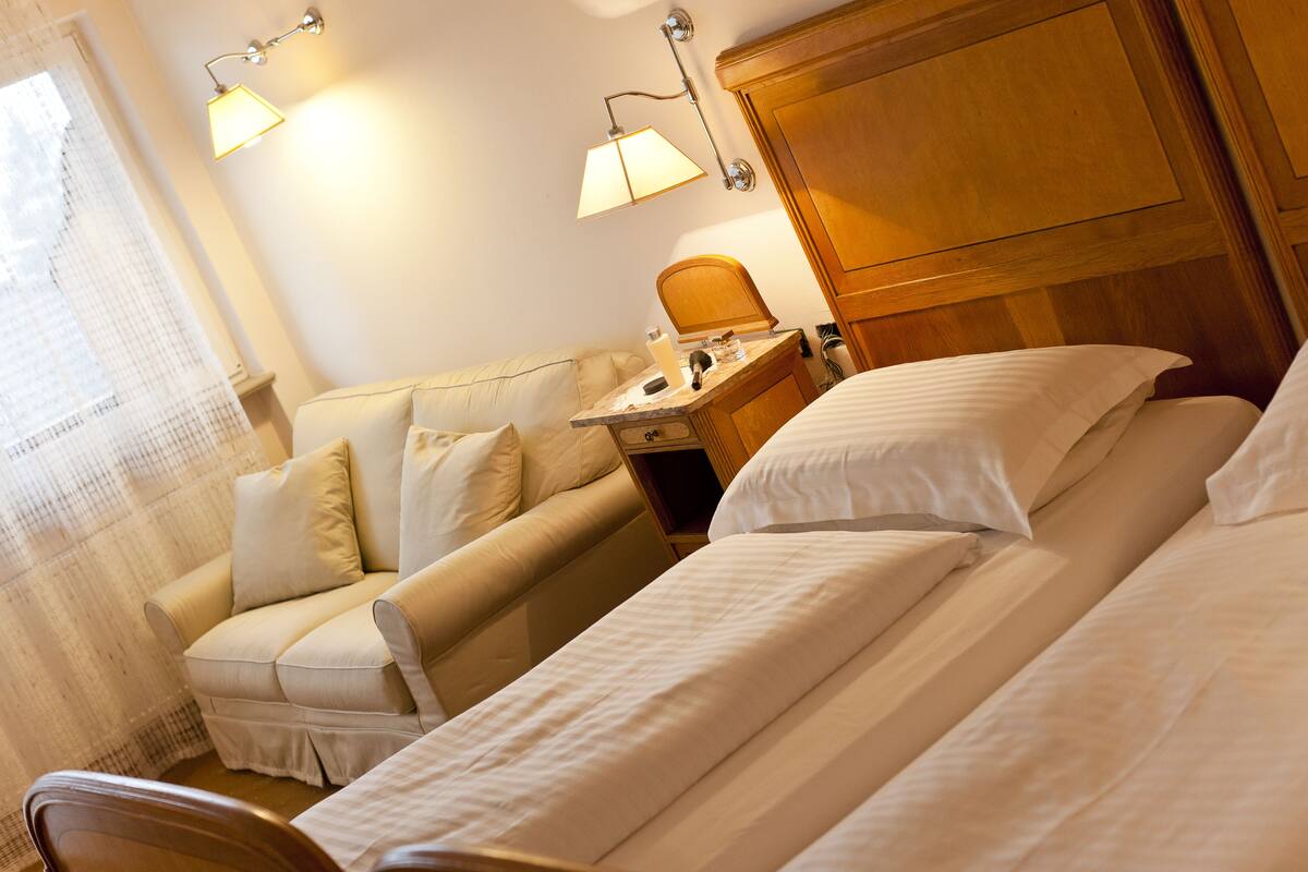 Down comforters, in-room safe, WiFi (free)