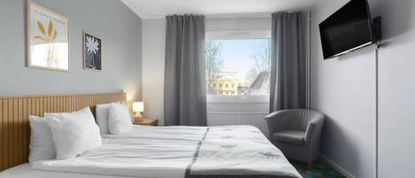 Colchones con pillow-top, escritorio y cortinas blackout