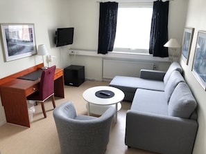Familienzimmer | Wohnbereich | 32-Zoll-Flachbildfernseher mit Kabelempfang, Fernseher