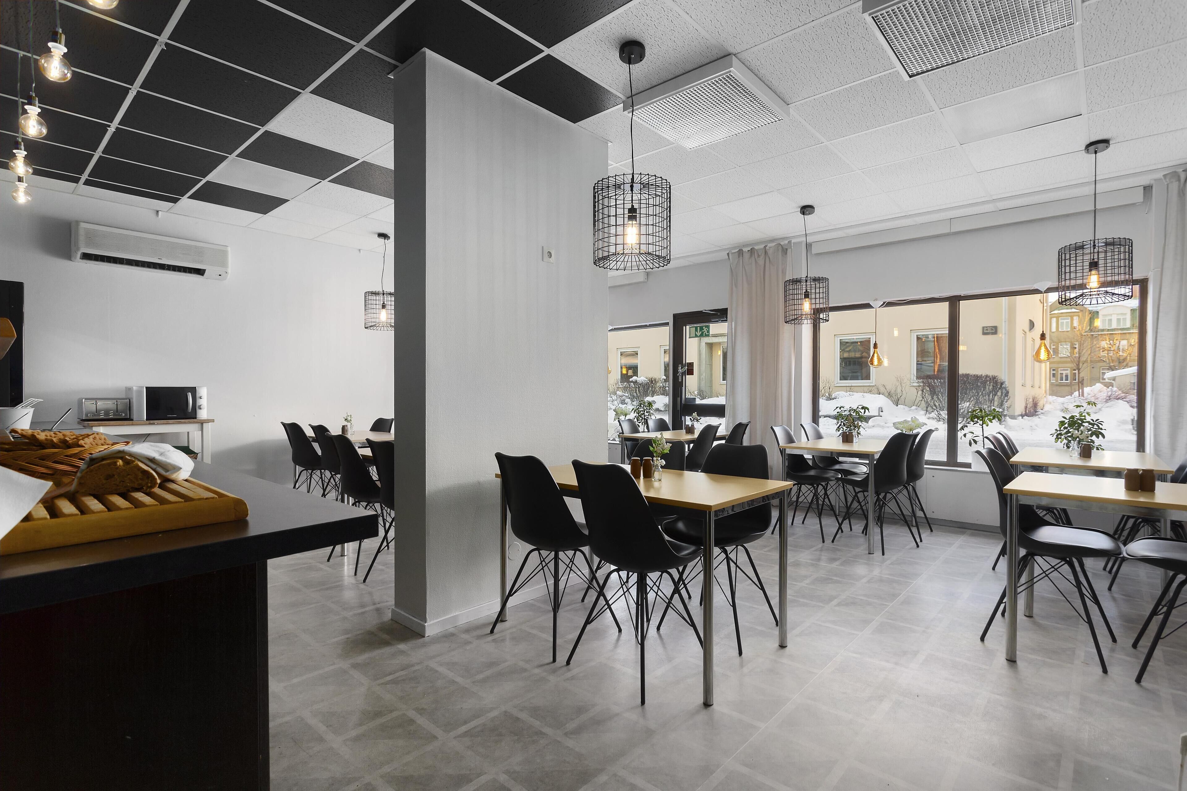 Free buffet breakfast on weekends