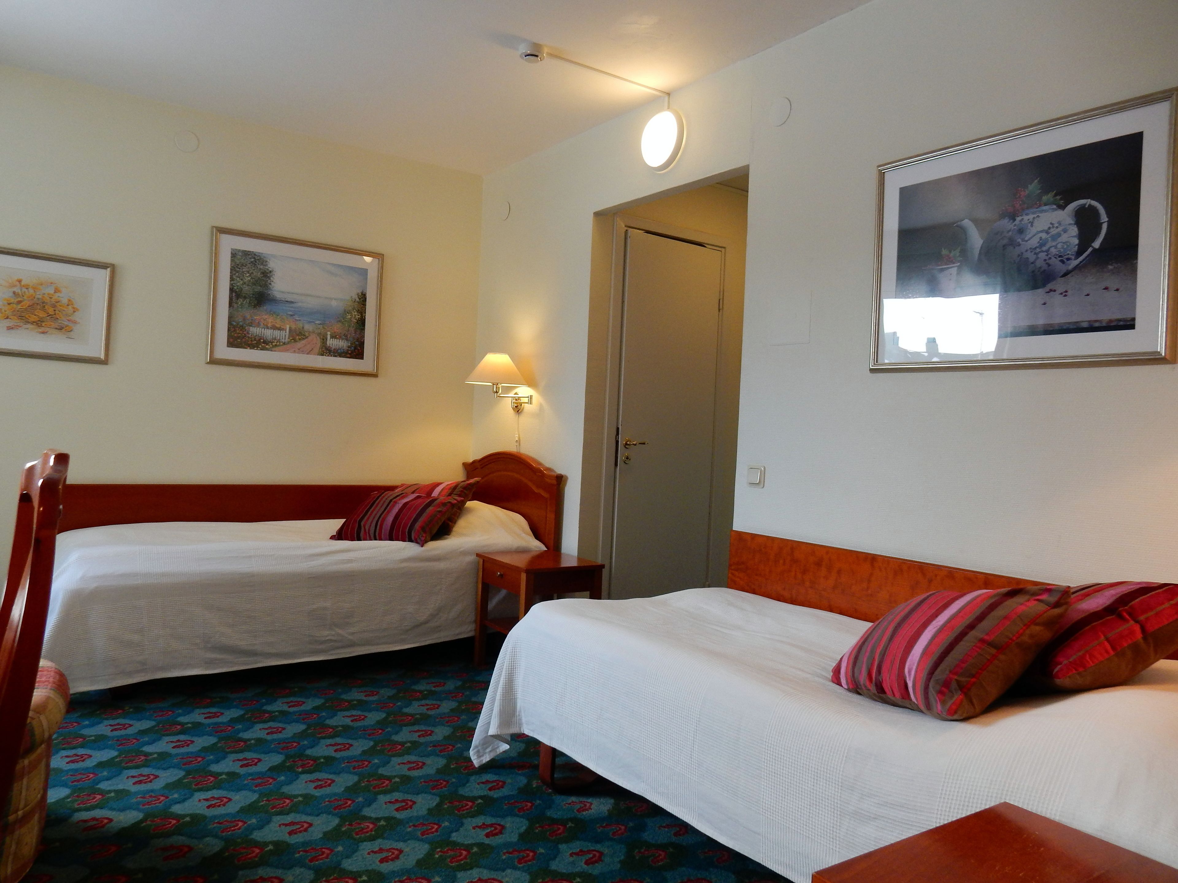 Dobbelt- eller tomannsrom – standard | Senger med overmadrass, skrivebord, blendingsgardiner og lydisolert