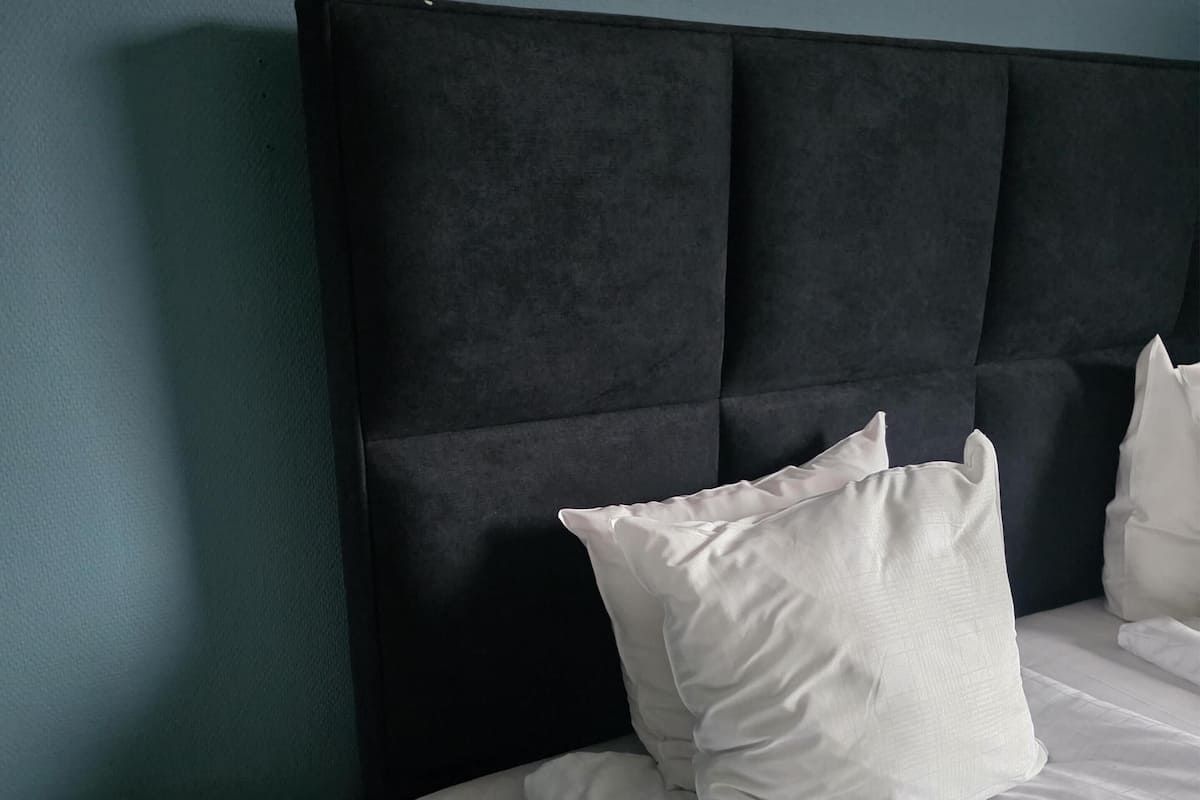 Economy-rum - 1 kingsize-sÀng - icke-rökare | BÀddmadrasser, skrivbord, mörklÀggningsgardiner och ljudisolering