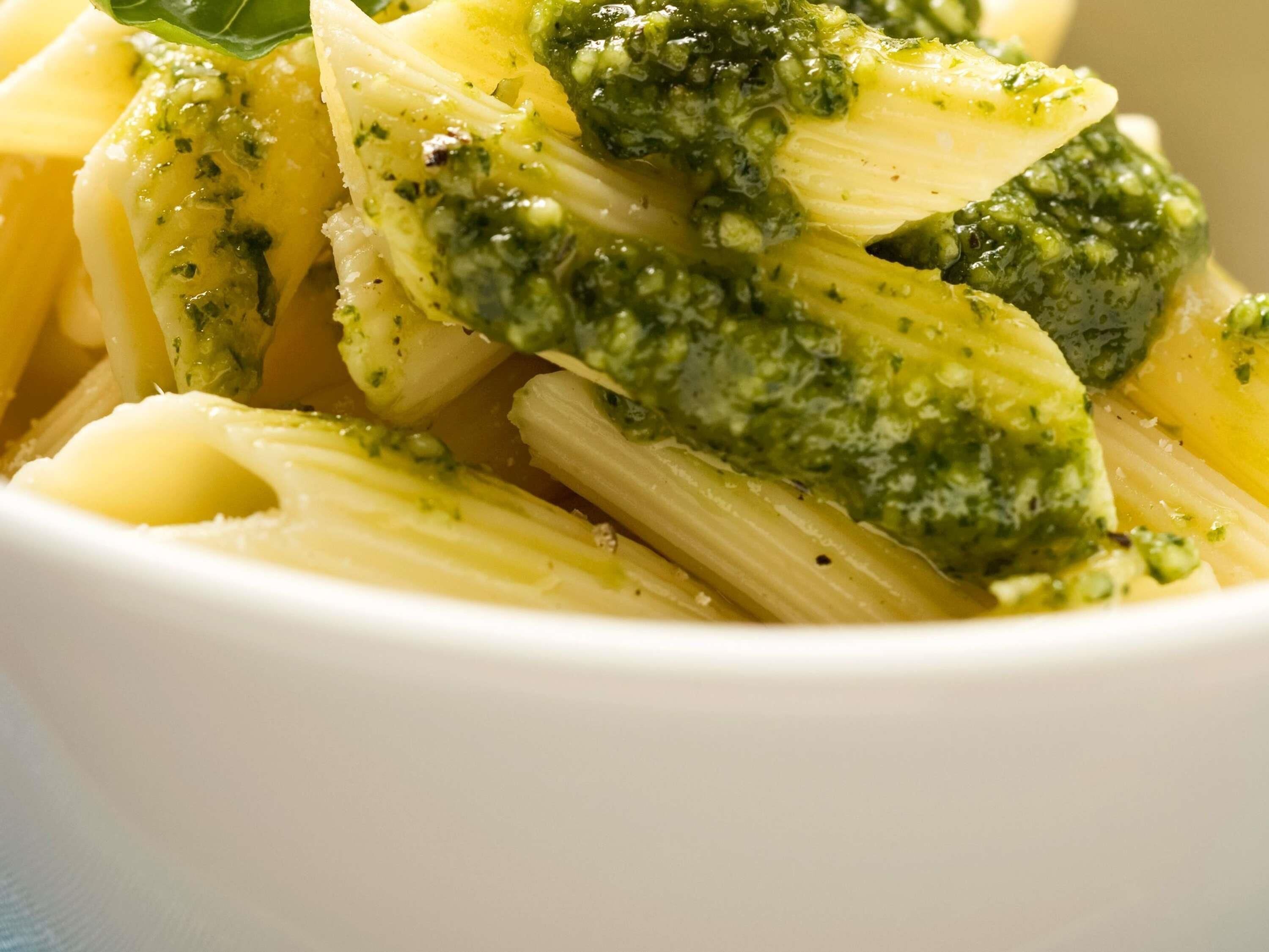 Un plato de pasta con salsa verde.