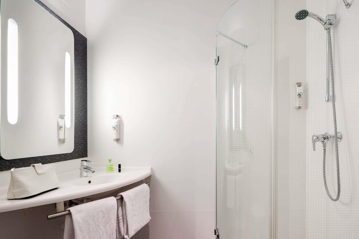 Bureau, rideaux dâobscurcissement, systĂšme dâinsonorisation