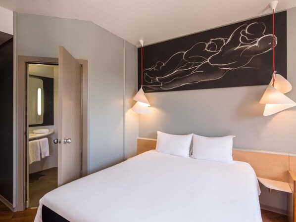 Standard Double Room, 1 Double Bed | Desk, blackout drapes, soundproofing, free cribs/infant beds - ibis Sevilla (Seville)