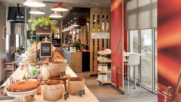 Se ofrece un desayuno bufé (10.50 EUR por persona)