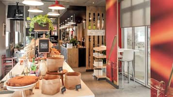 Desayuno buffet diario (EUR 10.50 por persona)