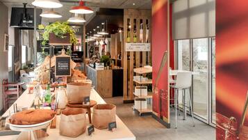 Dagelijks ontbijtbuffet (EUR 10.50 per persoon)