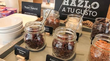 Une sélection de produits alimentaires en pots, chacun étant muni d’une étiquette, une pancarte indiquant « Faites-le à votre goût » et une autre pancarte indiquant « Yaourt nature ».