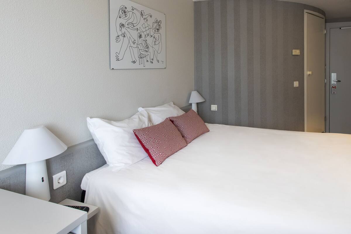 room, 1 single bed | down duvets, individually furnished, desk, laptop workspace