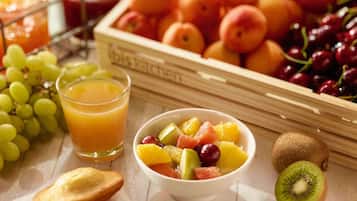 Buffet breakfast for a fee on weekdays